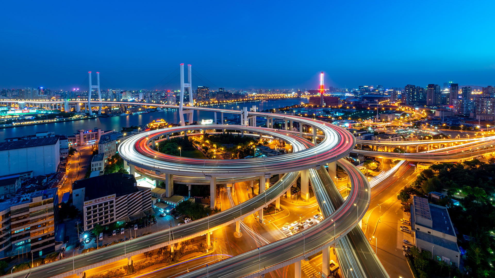 誠(chéng)信 · 拼搏 · 超越· 共贏(yíng)